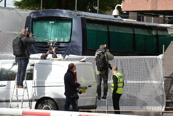 refugee-bus-arrives-london